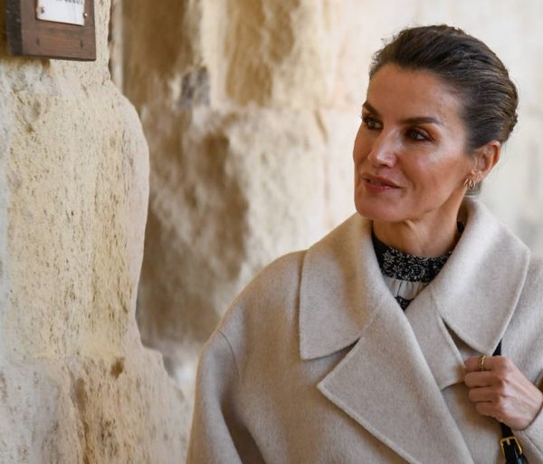 Con vestido de rebajas y nuevo abrigo: el look de la reina Letizia en Menorca