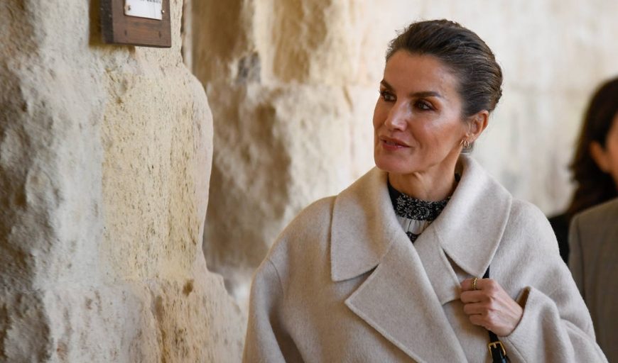 con-vestido-de-rebajas-y-nuevo-abrigo:-el-look-de-la-reina-letizia-en-menorca