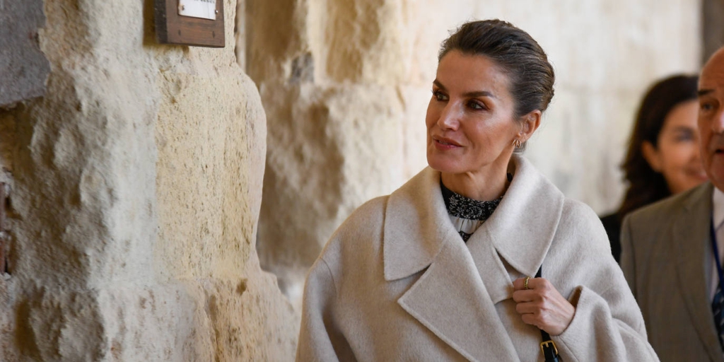 con-vestido-de-rebajas-y-nuevo-abrigo:-el-look-de-la-reina-letizia-en-menorca