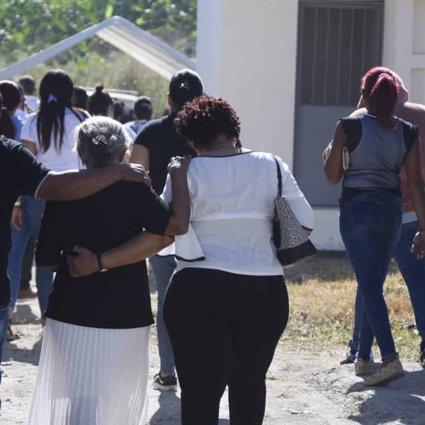 sepultan mujer víctima de colapso de mueblería en La Vega