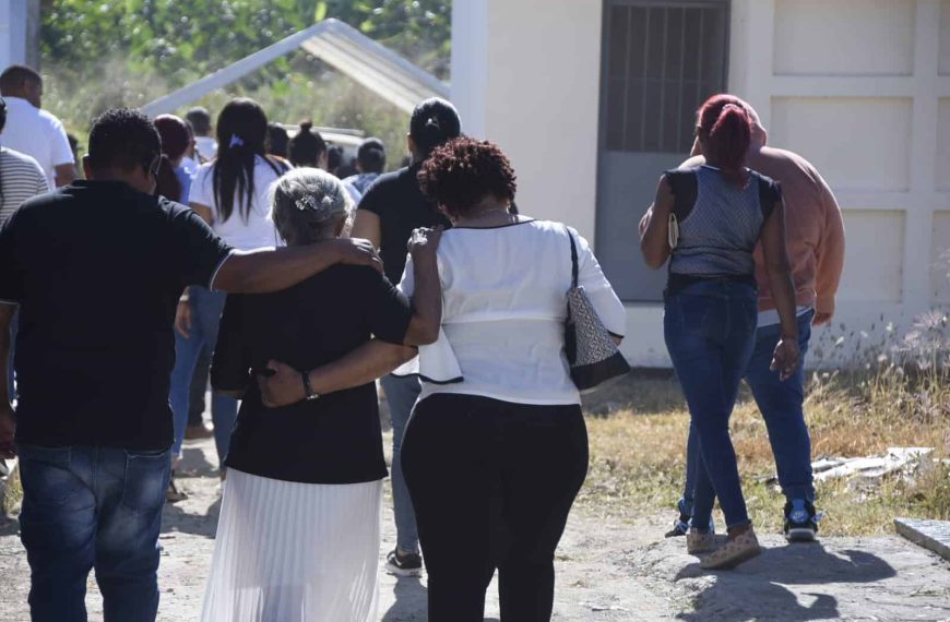 sepultan mujer víctima de colapso de mueblería en La Vega